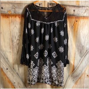 VENUS Boho Black and White Lace Women's Dress Long Sleeves Size Medium NWOT
